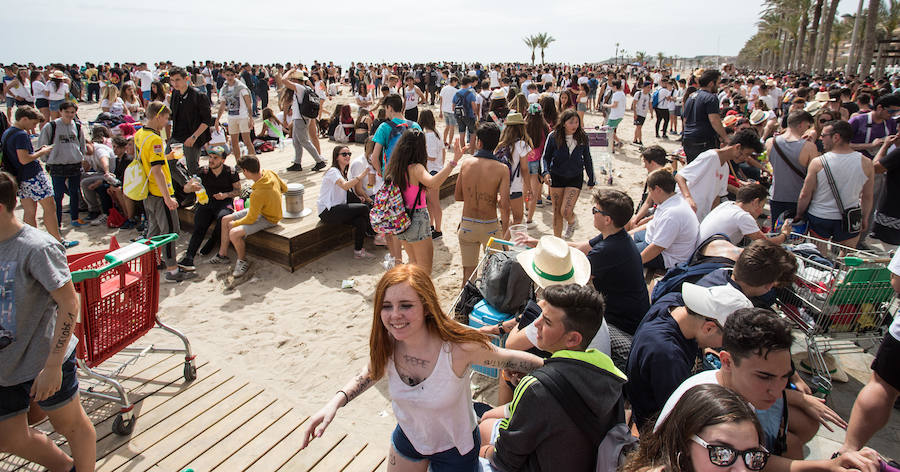 Los jóvenes trasladan la fiesta a la playa de San Juan