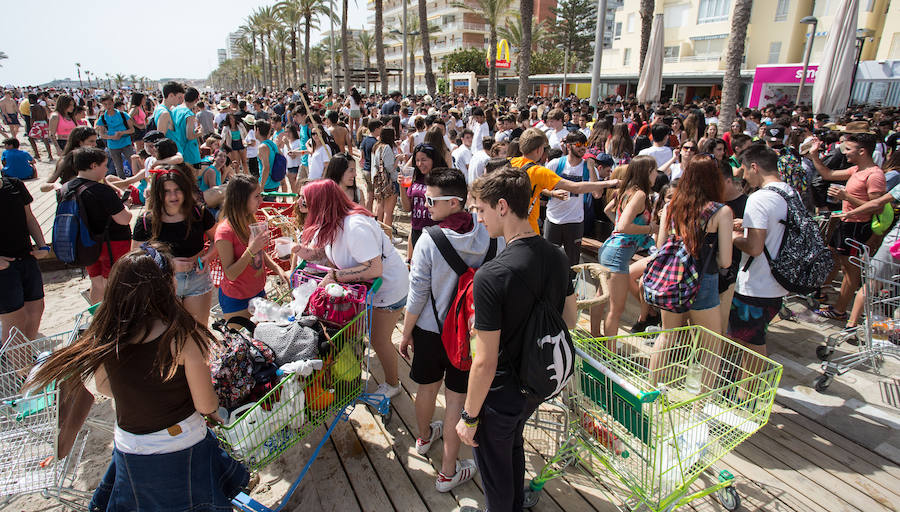 Los jóvenes trasladan la fiesta a la playa de San Juan