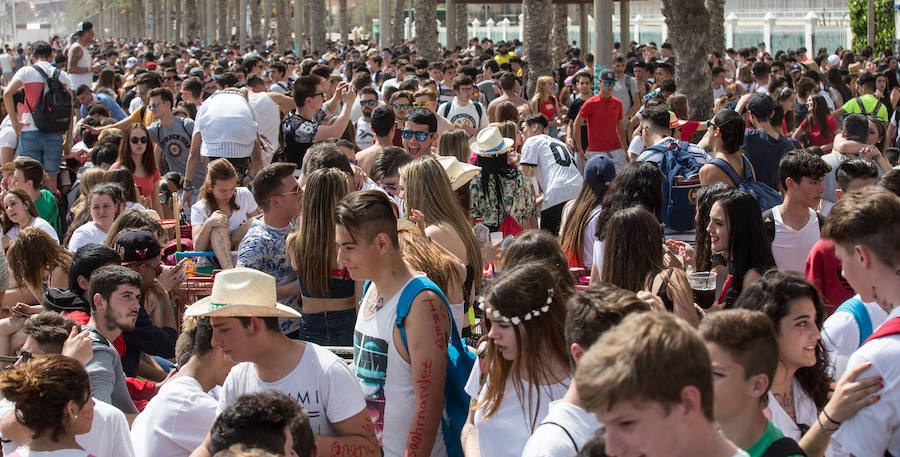 Los jóvenes trasladan la fiesta a la playa de San Juan