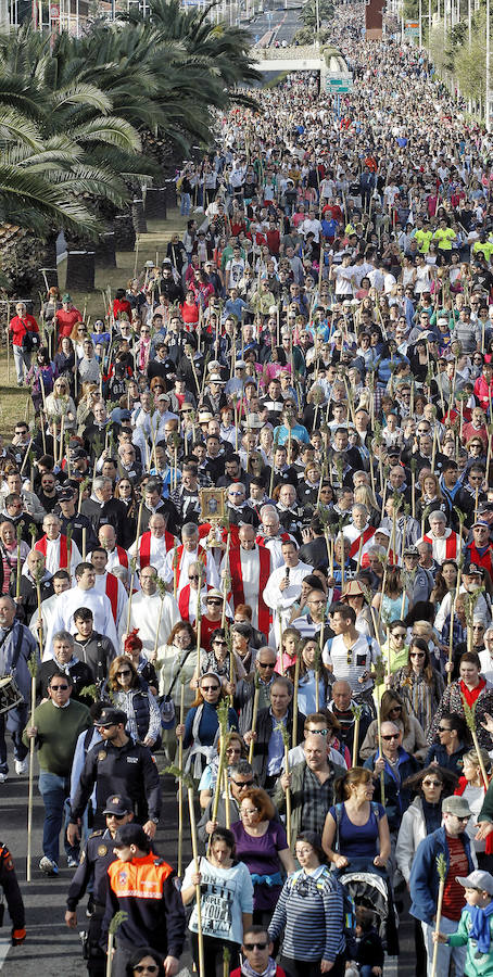 Miles de romeros participan en la Peregrina (I)