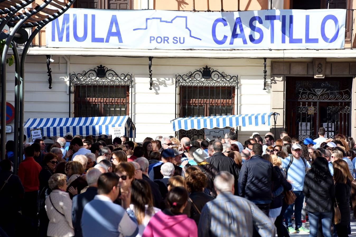 Cientos de personas abrazan el Castillo de Mula