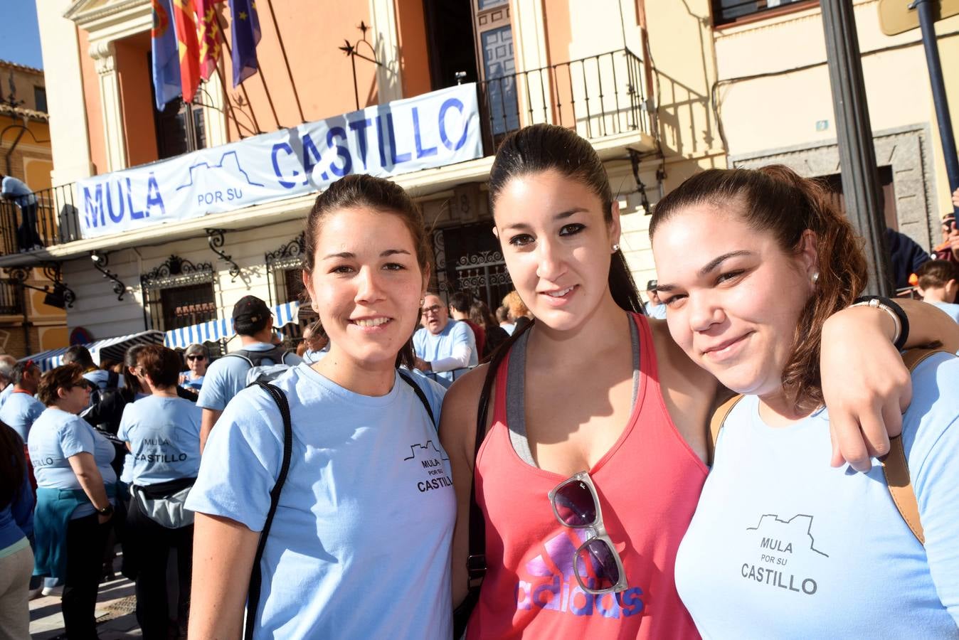 Cientos de personas abrazan el Castillo de Mula