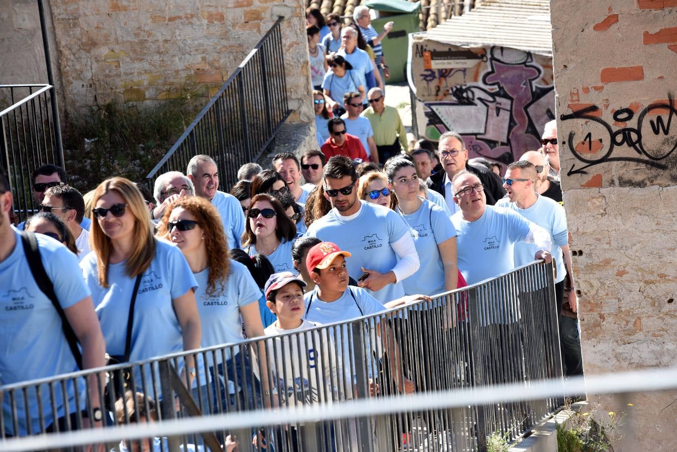 Cientos de personas abrazan el Castillo de Mula