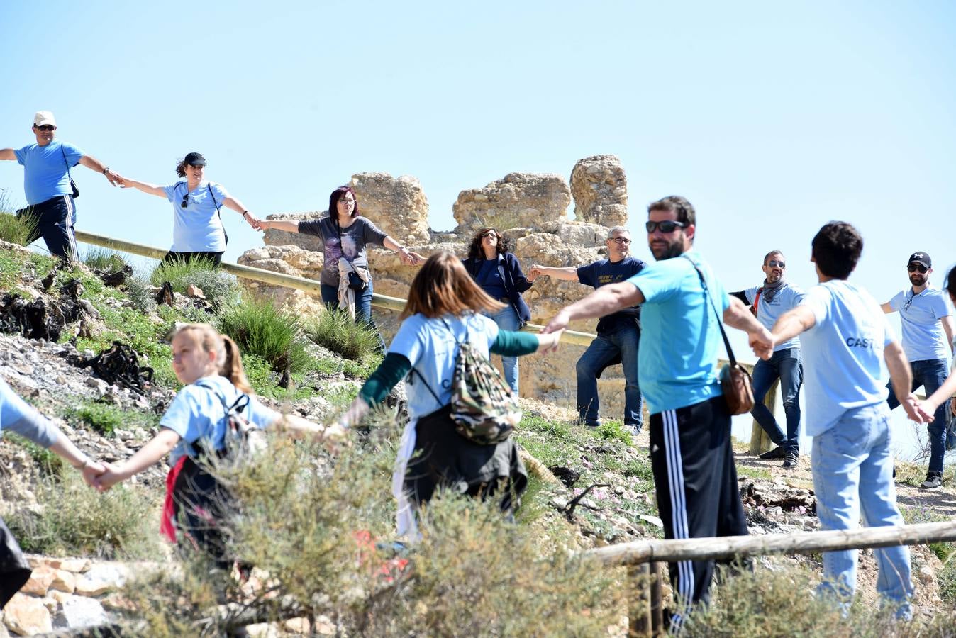 Cientos de personas abrazan el Castillo de Mula