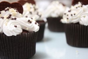 Cupcake de chocolate con nata