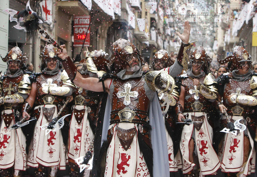 Los Moros y Cristianos desfilan en Alcoy