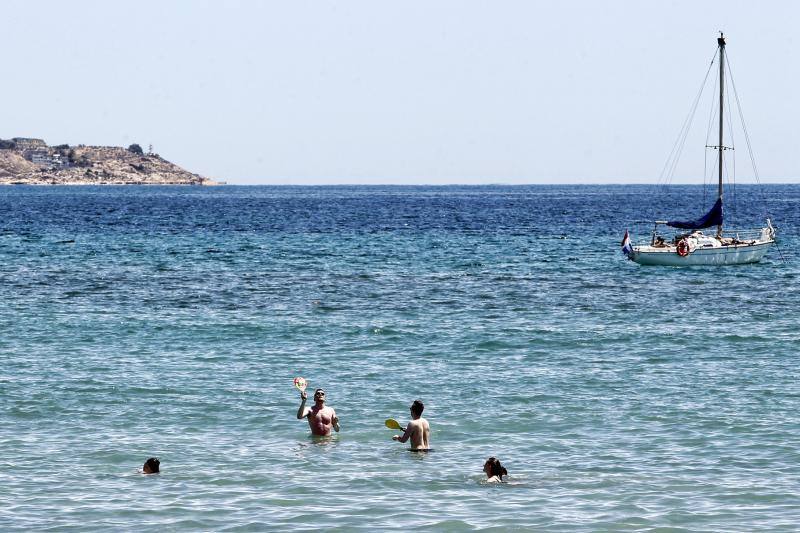 Turistas abarrotan las playas de Alicante por el Puente de Mayo