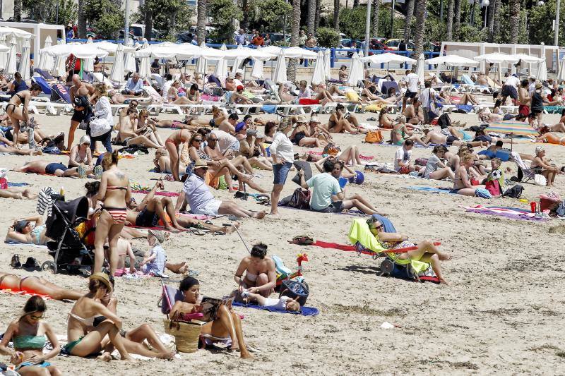 Turistas abarrotan las playas de Alicante por el Puente de Mayo