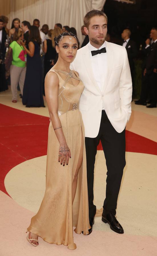 Tahliah Debrett Barnett y Robert Pattinson en la gala de los MET. 