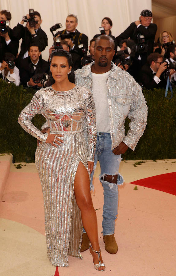 Kanye West y Kim Kardashian en la gala de los MET. 