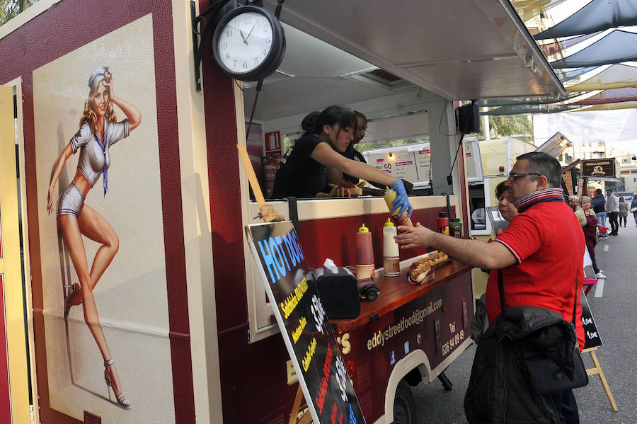 Instalación de las &#039;foodtrucks&#039; en el Paseo de la Estación de Elche