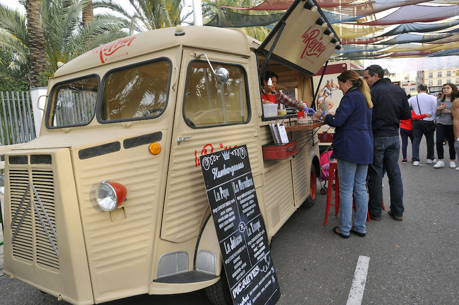 Instalación de las &#039;foodtrucks&#039; en el Paseo de la Estación de Elche