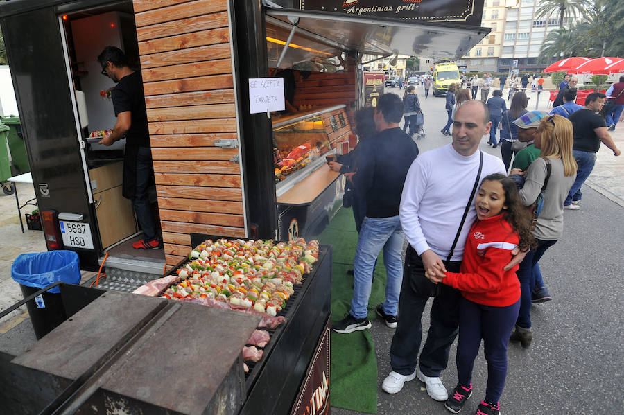 Instalación de las &#039;foodtrucks&#039; en el Paseo de la Estación de Elche
