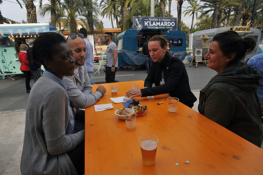 Instalación de las &#039;foodtrucks&#039; en el Paseo de la Estación de Elche