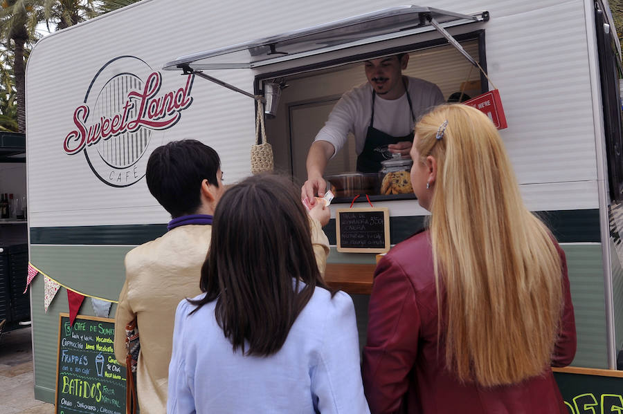 Instalación de las &#039;foodtrucks&#039; en el Paseo de la Estación de Elche