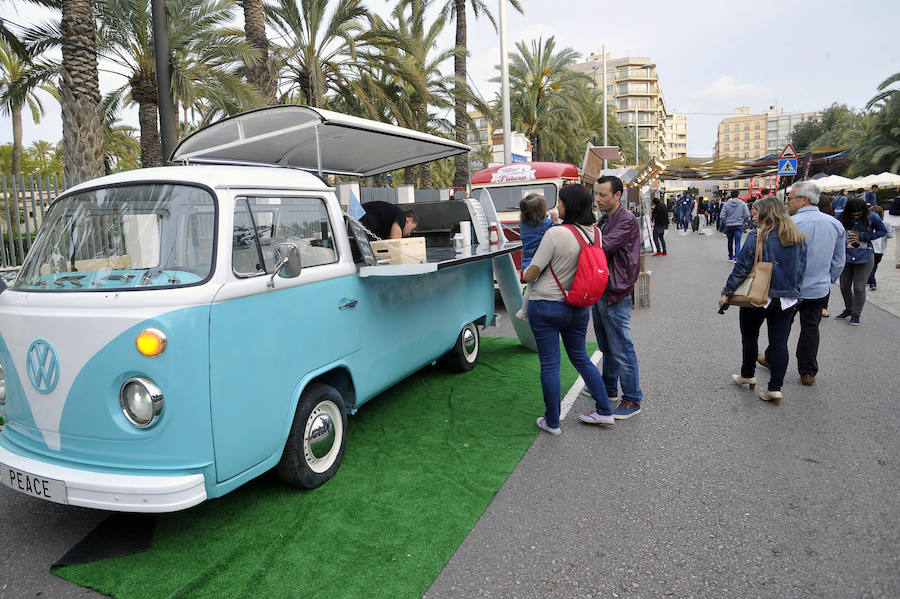 Instalación de las &#039;foodtrucks&#039; en el Paseo de la Estación de Elche