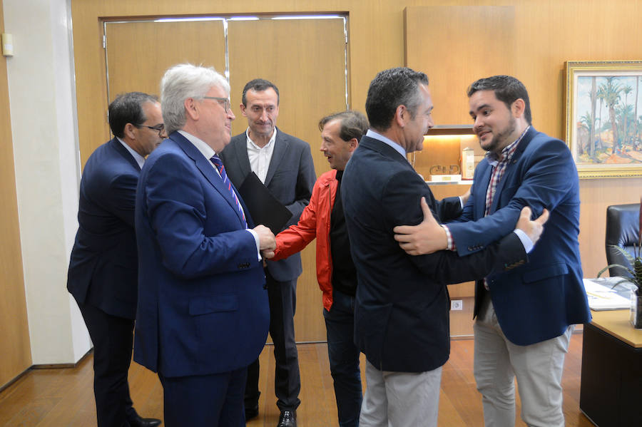 Diego García, presidente del Elche, se ha reunido con Carlos González