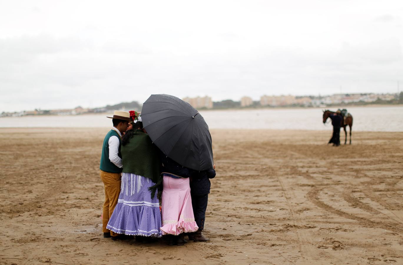 La lluvia desluce el Rocío