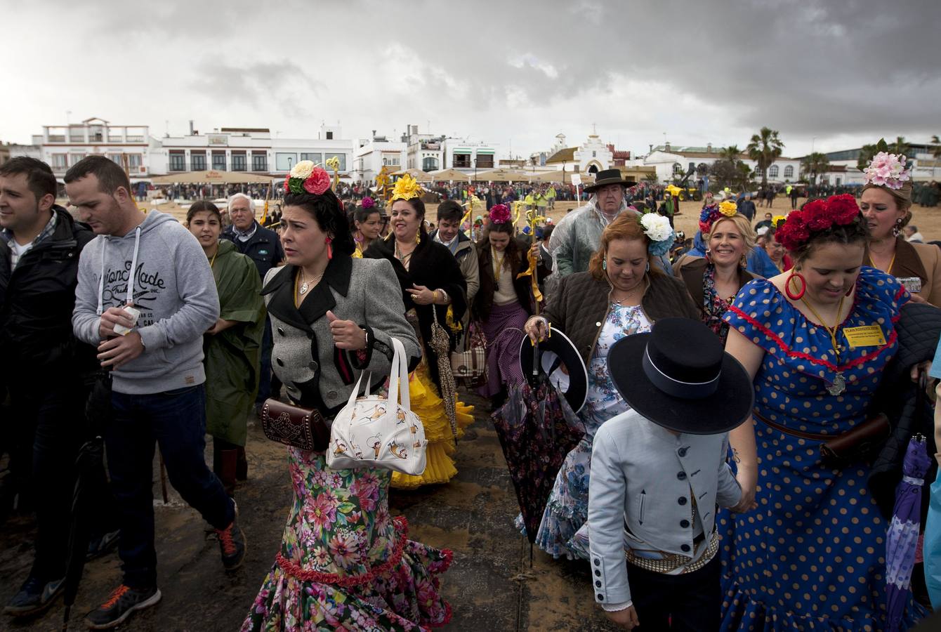 La lluvia desluce el Rocío