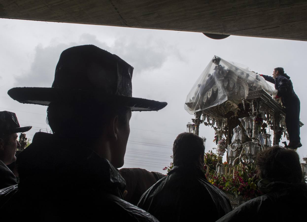La lluvia desluce el Rocío