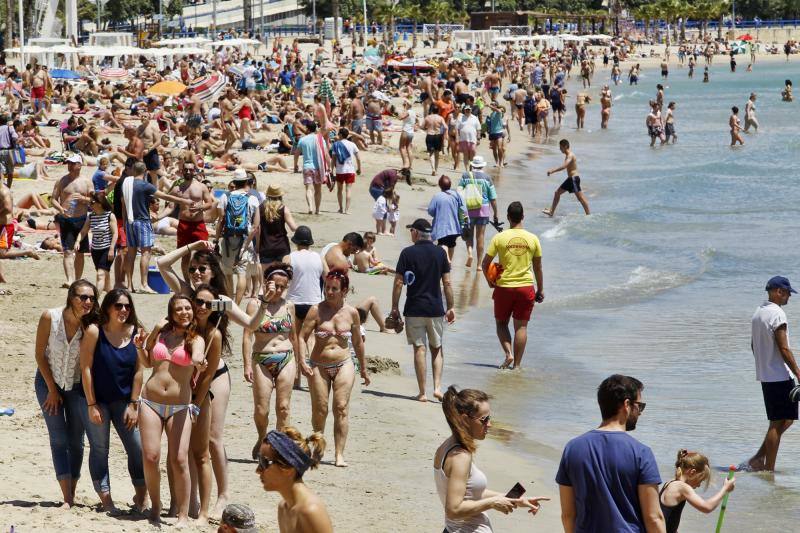 La playa de El Postiguet llena gracias a las altas temperaturas