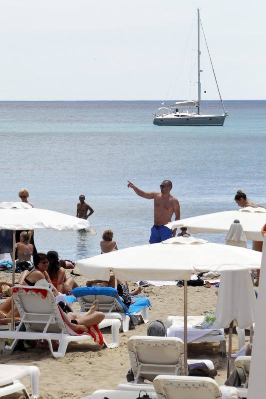 La playa de El Postiguet llena gracias a las altas temperaturas