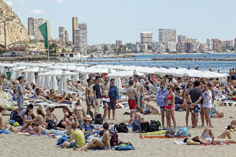 La playa de El Postiguet llena gracias a las altas temperaturas