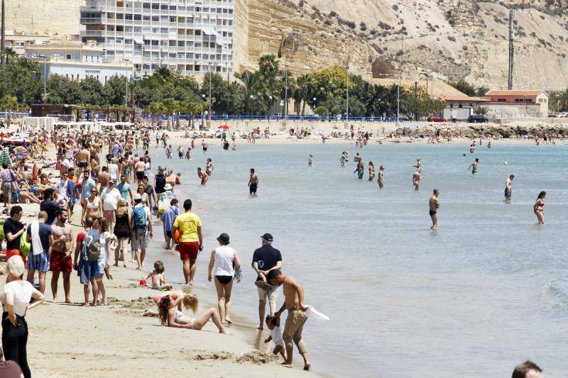 La playa de El Postiguet llena gracias a las altas temperaturas