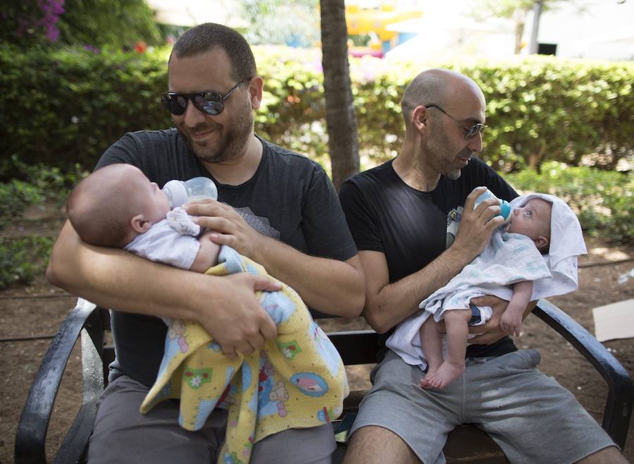 Disfraces coloridos inundan Tel Aviv