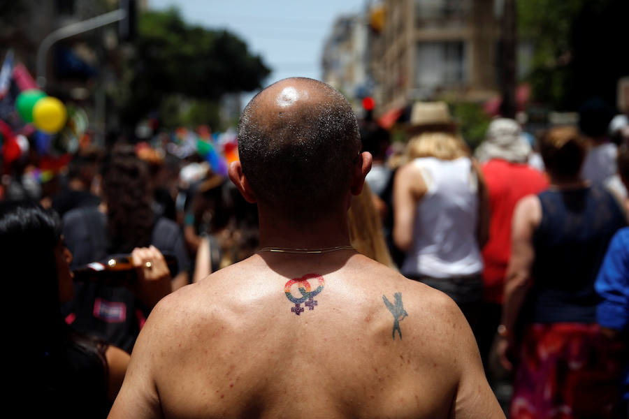 Disfraces coloridos inundan Tel Aviv