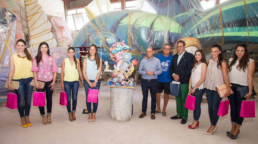 Echávarri y la Bellea del Foc visitan la hoguera oficial