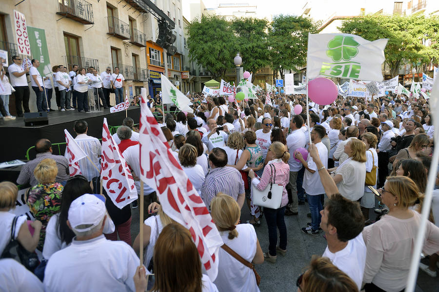 Miles de personas se concentran en Elche en defensa de la concertada