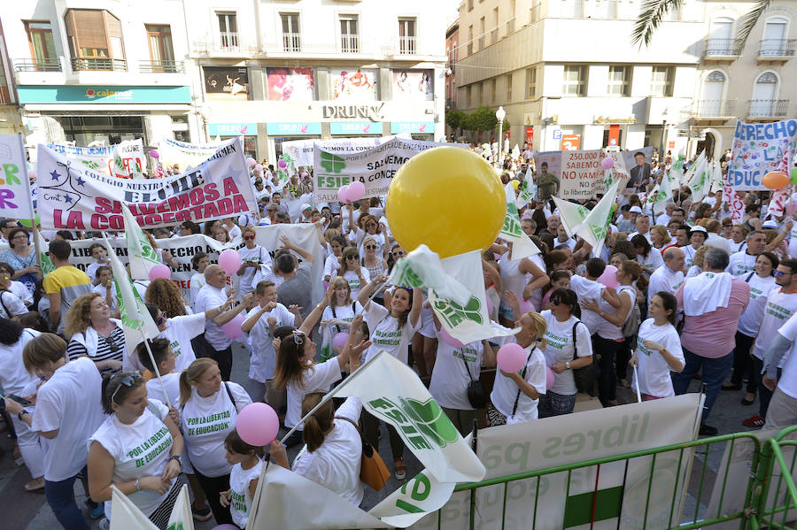 Miles de personas se concentran en Elche en defensa de la concertada