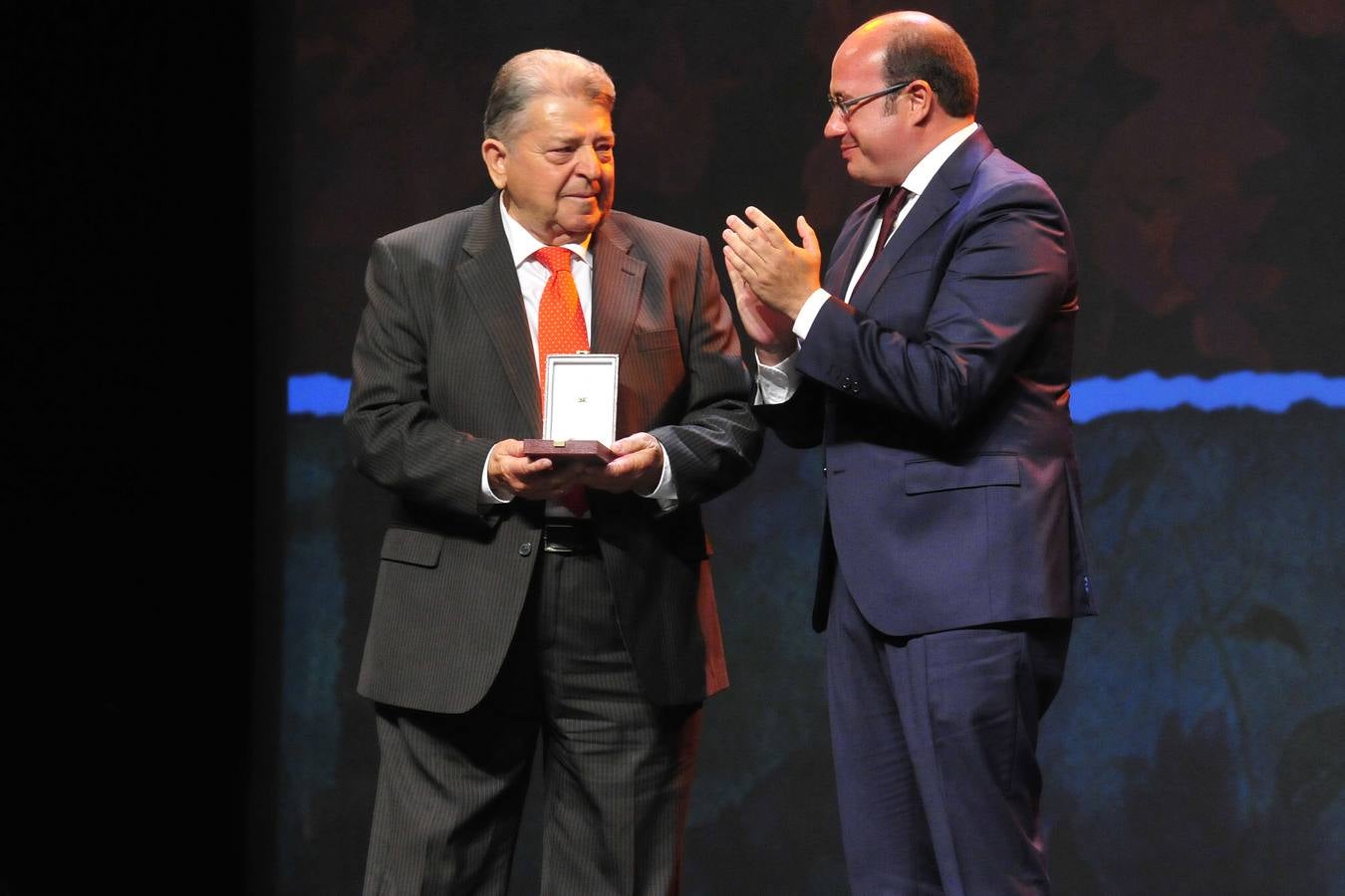 Entrega de las medallas de oro en el Día de la Región