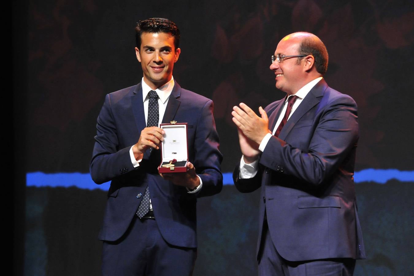 Entrega de las medallas de oro en el Día de la Región