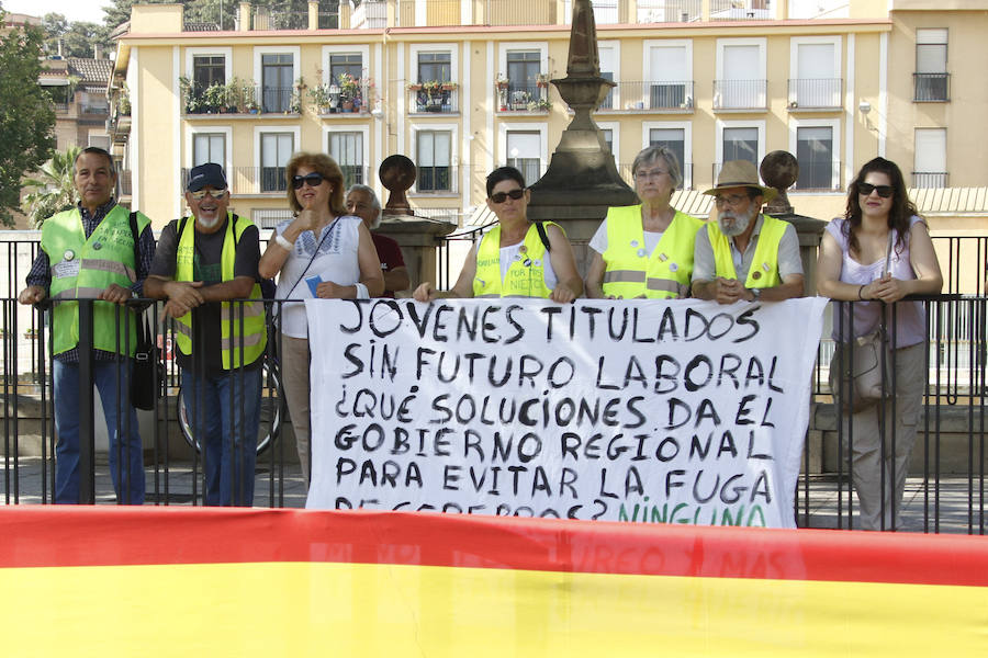 La Patrulla Acrobática de Paracaidismo del Ejército del Aire celebra el Día de la Región