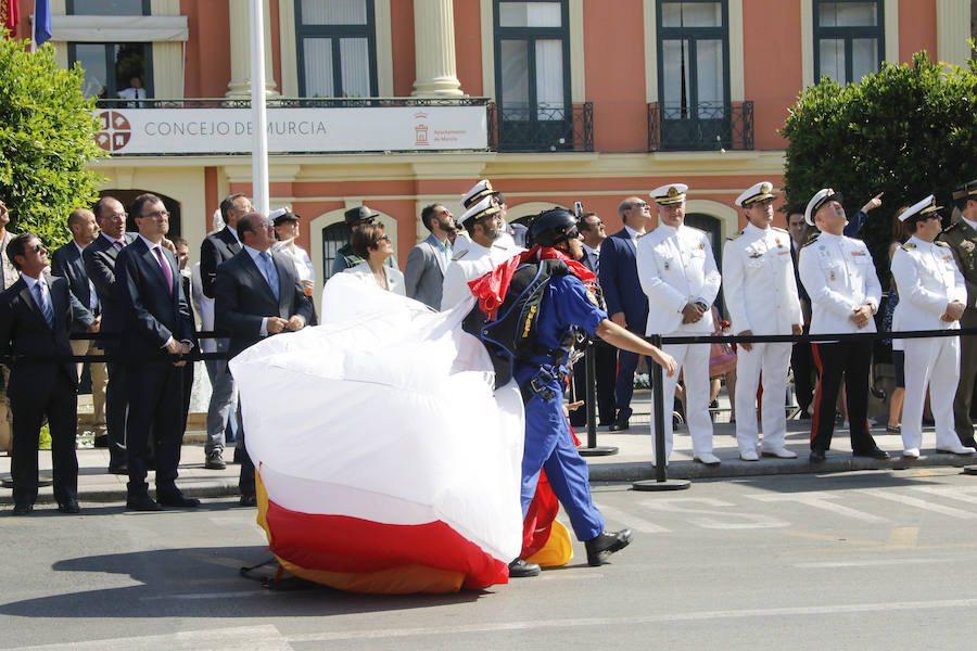 La Patrulla Acrobática de Paracaidismo del Ejército del Aire celebra el Día de la Región
