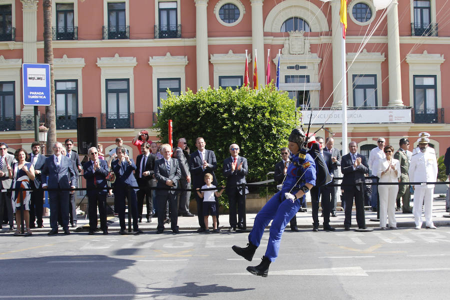 La Patrulla Acrobática de Paracaidismo del Ejército del Aire celebra el Día de la Región