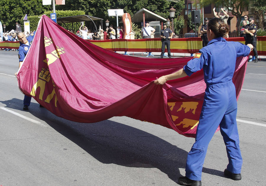 La Patrulla Acrobática de Paracaidismo del Ejército del Aire celebra el Día de la Región