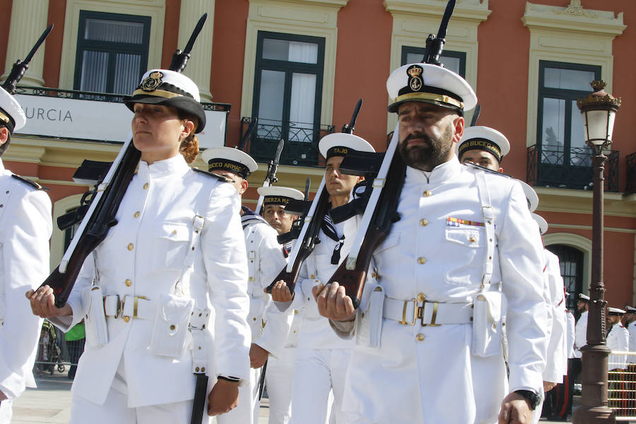 La Patrulla Acrobática de Paracaidismo del Ejército del Aire celebra el Día de la Región