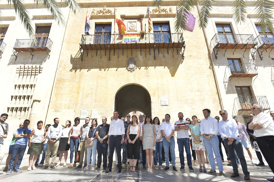 Minuto de silencio por las víctimas de Orlando en el Ayuntamiento de Elche. 