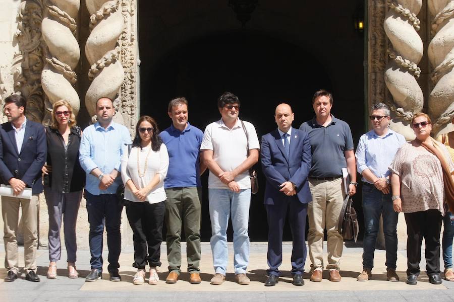 Minuto de silencio por las víctimas de Orlando en el Ayuntamiento de Alicante. 