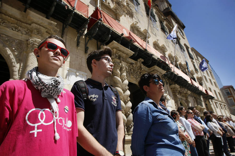 Minuto de silencio por las víctimas de Orlando en el Ayuntamiento de Alicante. 