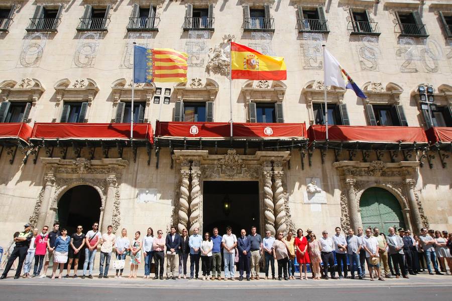 Minuto de silencio por las víctimas de Orlando en el Ayuntamiento de Alicante. 