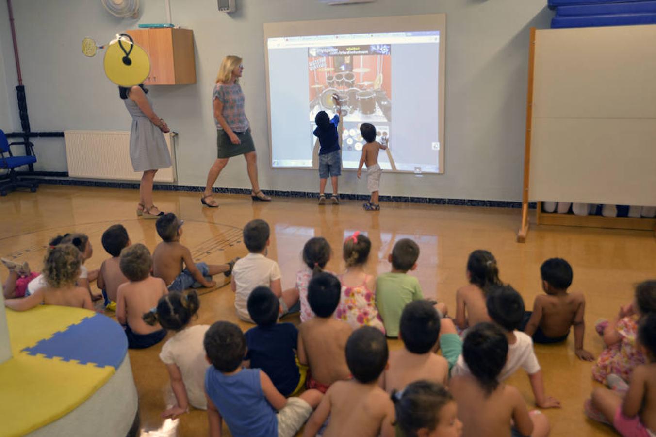 El Ayuntamiento de Elche instala pizarras digitales interactivas en las aulas de uno a tres años