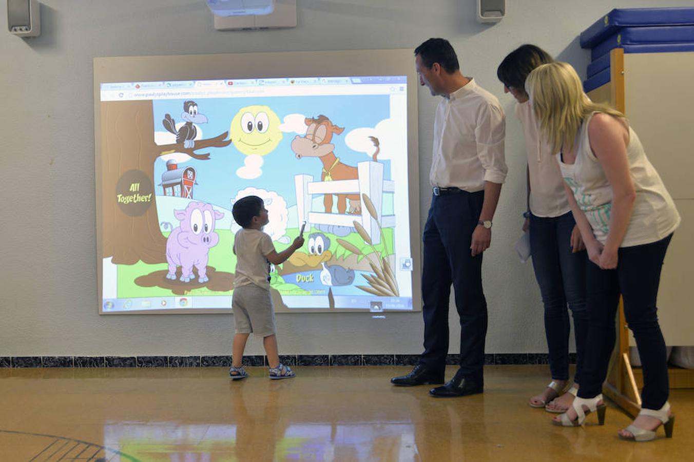 El Ayuntamiento de Elche instala pizarras digitales interactivas en las aulas de uno a tres años