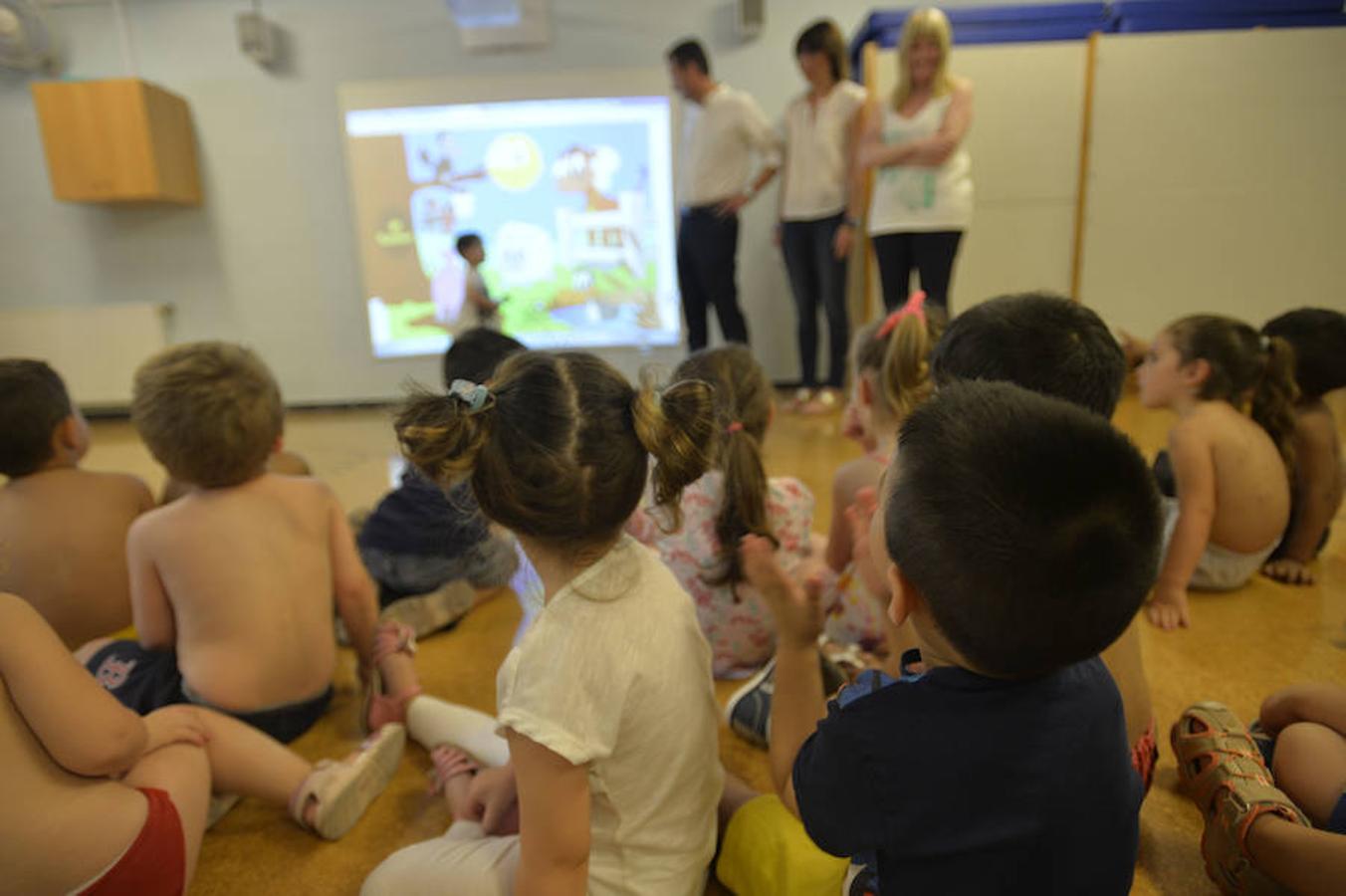 El Ayuntamiento de Elche instala pizarras digitales interactivas en las aulas de uno a tres años