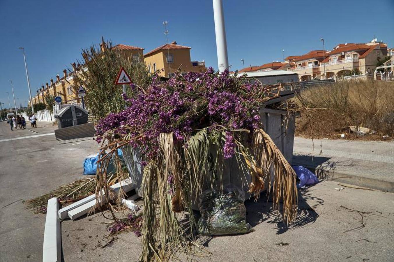 Vecinos del litoral de Orihuela critican que el carril bici impide el acceso a sus viviendas