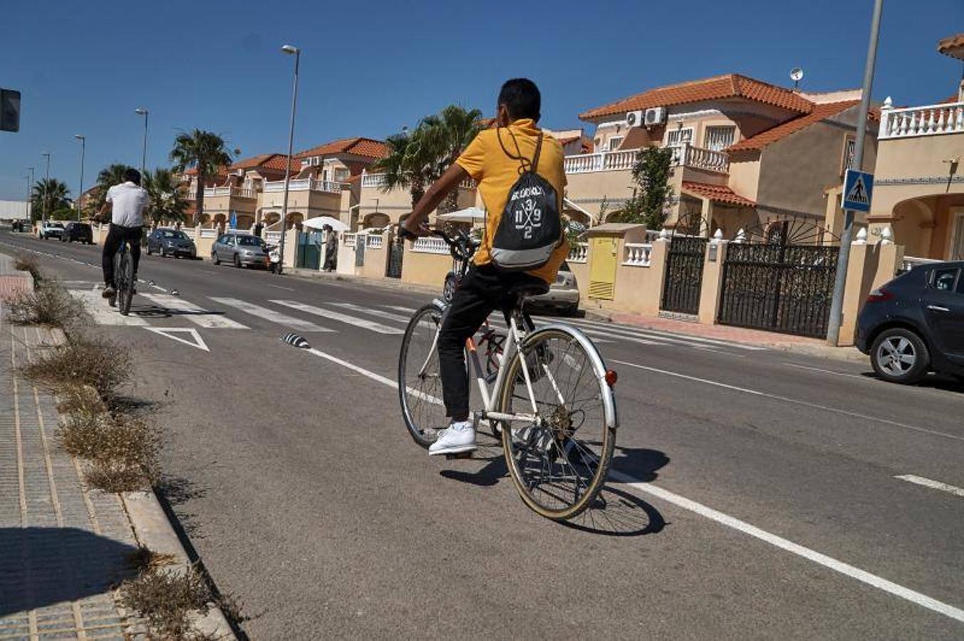 Vecinos del litoral de Orihuela critican que el carril bici impide el acceso a sus viviendas