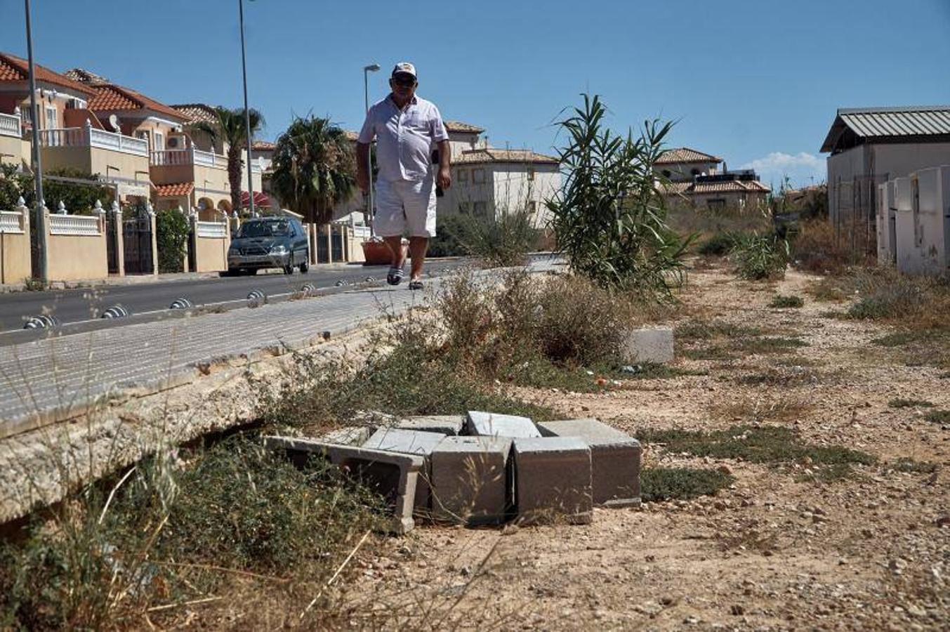 Vecinos del litoral de Orihuela critican que el carril bici impide el acceso a sus viviendas